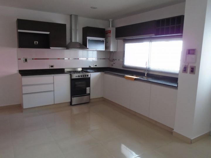 CASA 2 DORMITORIOS C/COCHERA - PJE MONTT 600