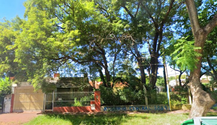 CASA CON COCHERA SOBRE TERRENO DE 525m2 - PINTOR MUSTO ESQUINA AGÜERO