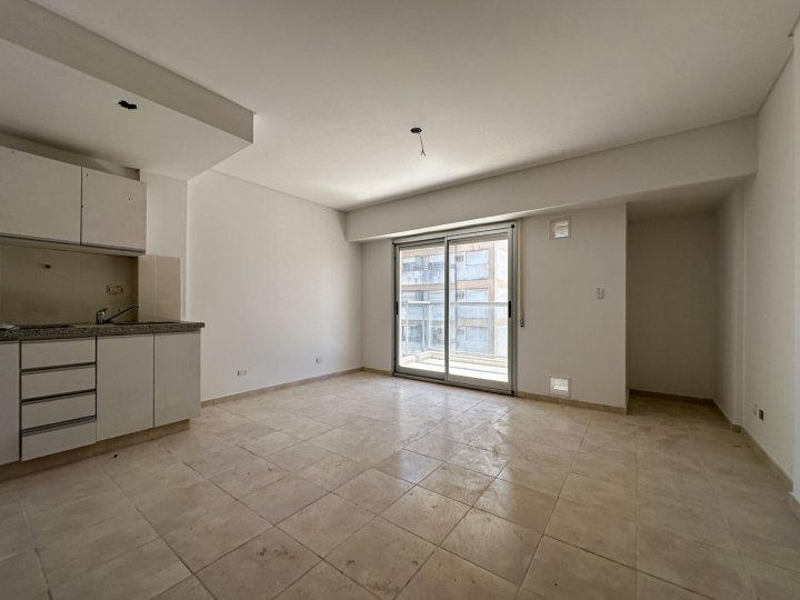 PTE. ROCA  1453  - MONOAMBIENTE CON BALCÒN AL FRENTE -