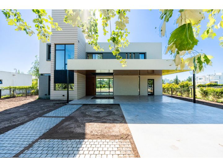 CASA 3 DORMITORIOS - PUERTO ROLDÁN