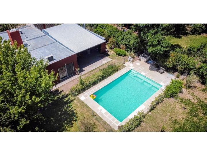 CASA 3 DORMITORIOS CON GRAN TERRENO - SAAVEDRA ESQUINA CASTILLA LA NUEVA - ROLDAN